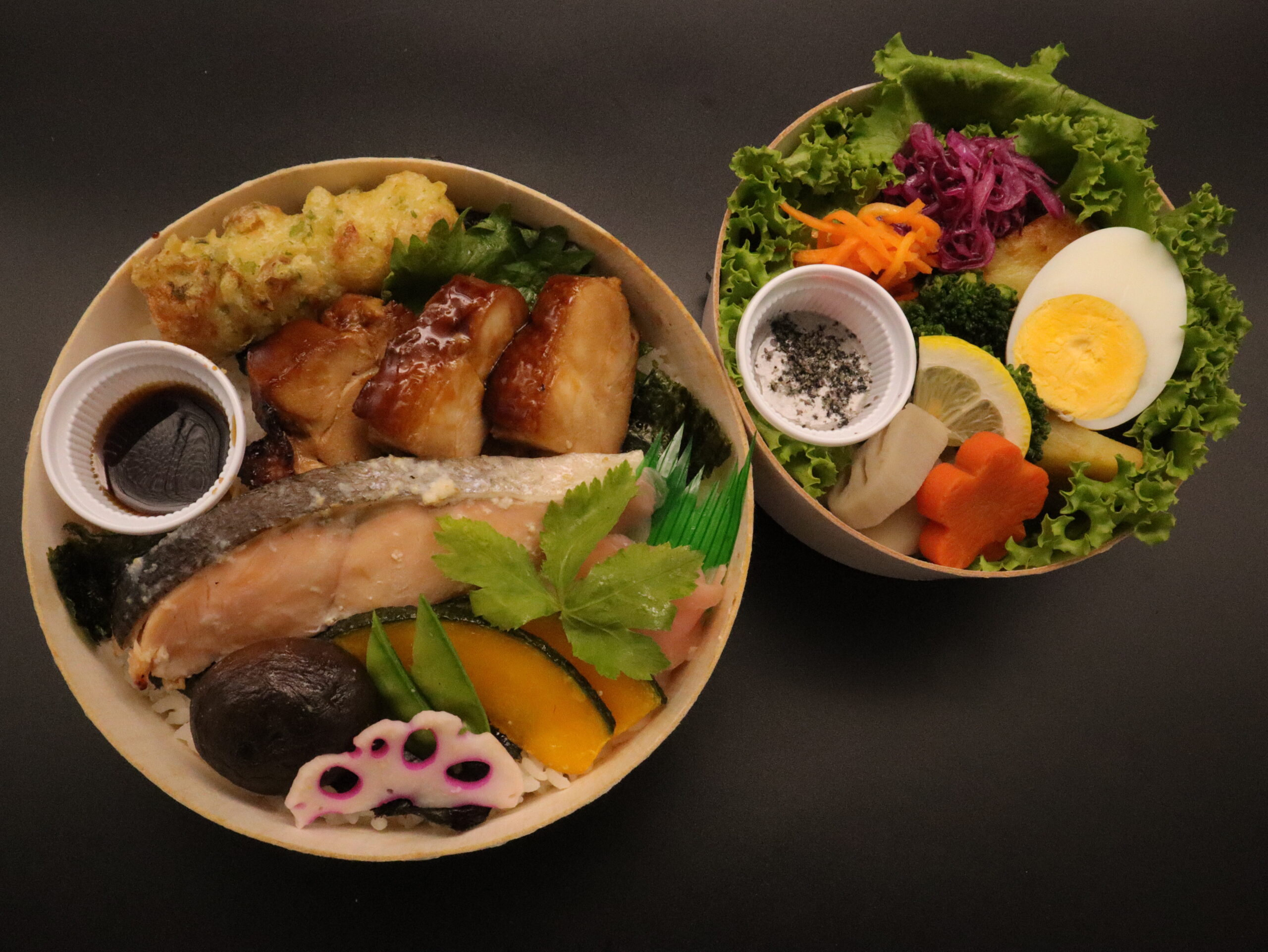 810 きらら坂海苔二段弁当(熟成鶏照焼きと鮭塩麹焼きとたっぷり野菜)